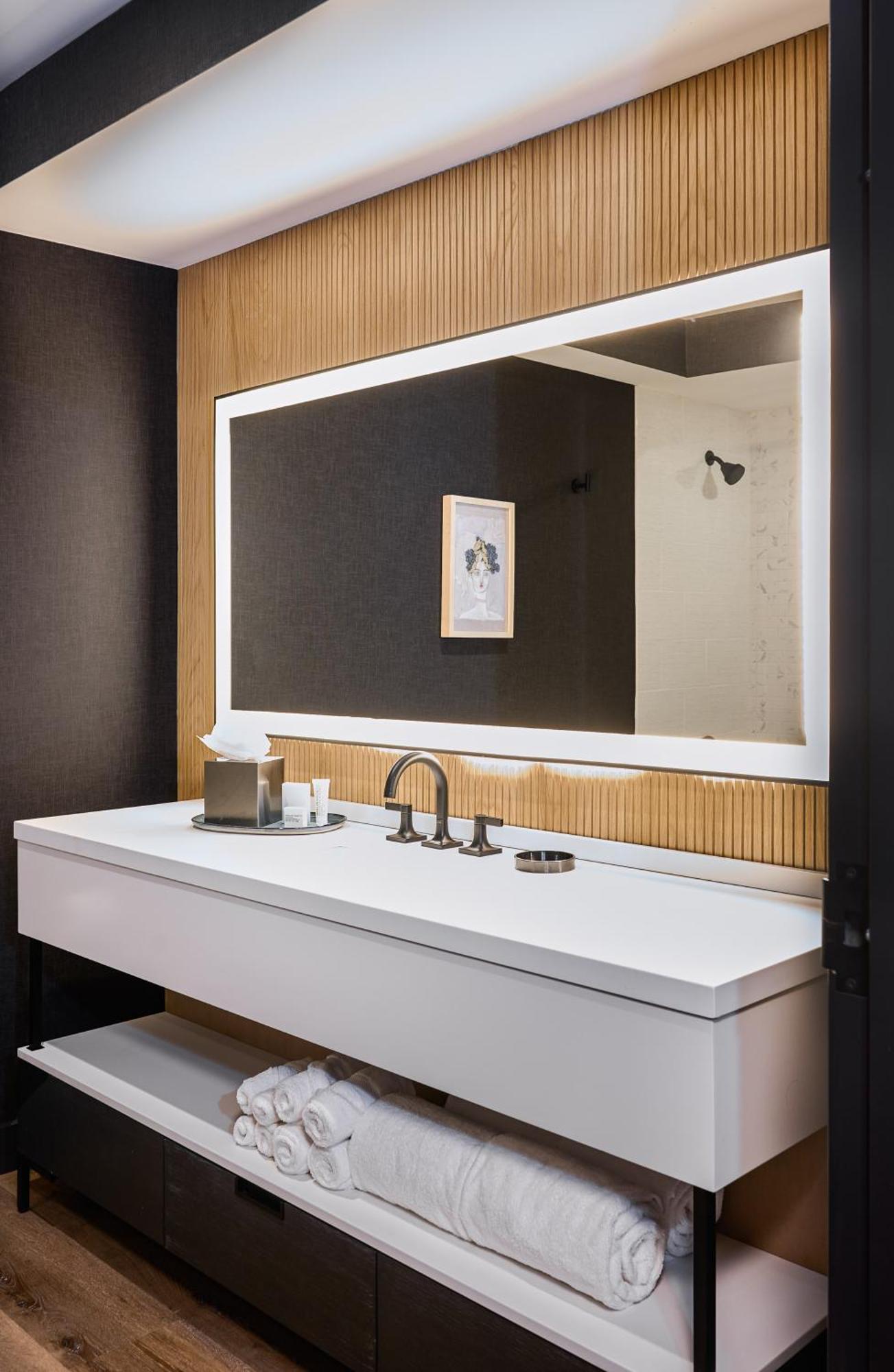 The Watershed Norwalk Hotell Exteriör bild