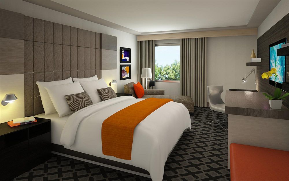 The Watershed Norwalk Hotell Exteriör bild